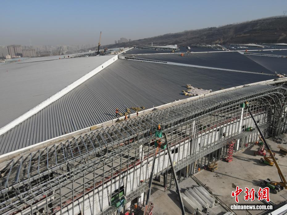 西安东站金属屋面顺利封顶 全面进入站房装饰装修施工阶段