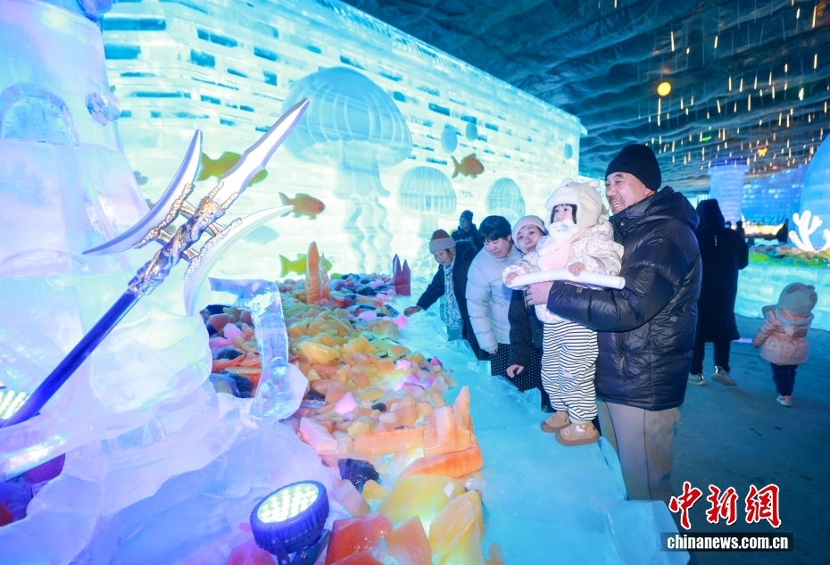 北京龙庆峡冰灯艺术节开幕