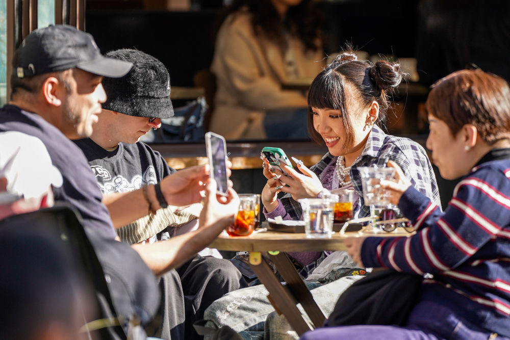 从“必需”到“悦己”：中国兴起“犒赏”消费新势力