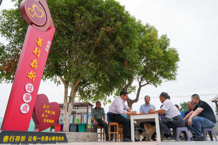 神州大地清风劲——2025年以习近平同志为核心的党中央贯彻执行中央八项规定、推进作风建设综述