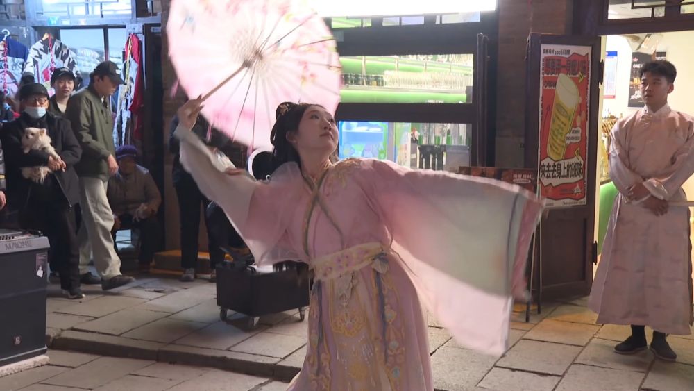 新华视点|一城一特色焕新文旅 夜经济激活消费新引擎 新华视点|一城一特色焕新文旅 夜经济激活消费新引擎