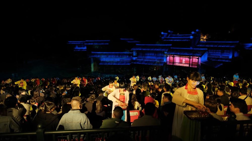 新华视点|一城一特色焕新文旅 夜经济激活消费新引擎 新华视点|一城一特色焕新文旅 夜经济激活消费新引擎