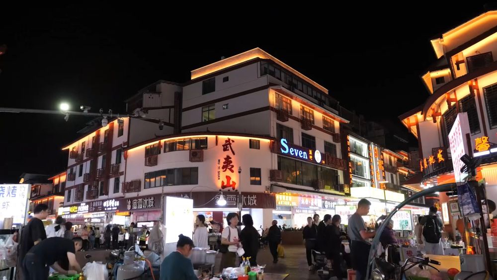 新华视点|一城一特色焕新文旅 夜经济激活消费新引擎 新华视点|一城一特色焕新文旅 夜经济激活消费新引擎