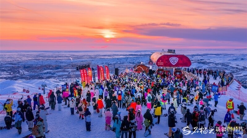 新疆的冬天亚克西丨一半冰雪一半烟火 “冰雪+”新场景点燃消费热情