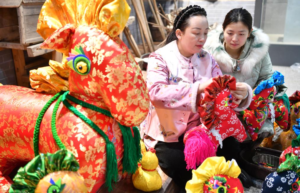 年经济新热度丨非遗年货“出圈”:手作年味的“新流量”