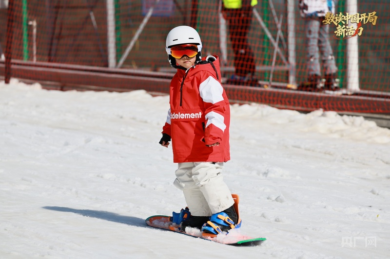 数读中国开局新活力 | 3个月、10万游客、1000万增收：冰雪经济让小镇“热”出新高度