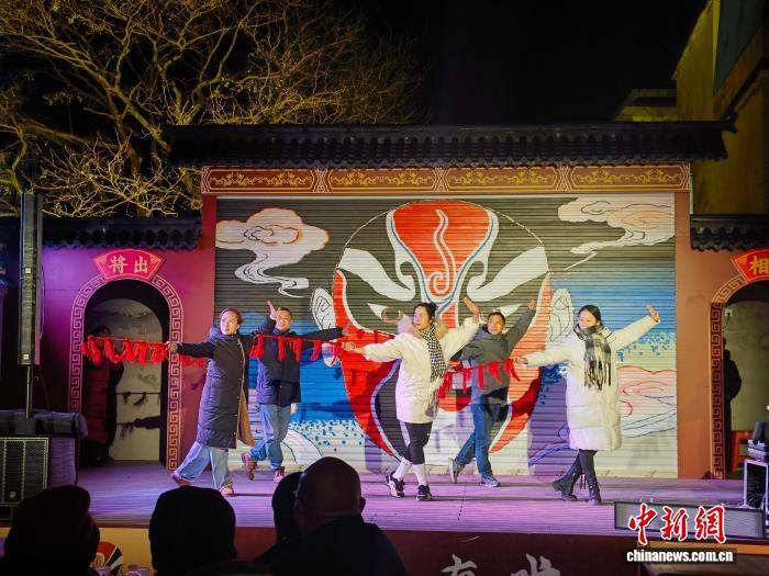 (走进中国乡村)广西富川古城备新春 非遗助力县域游