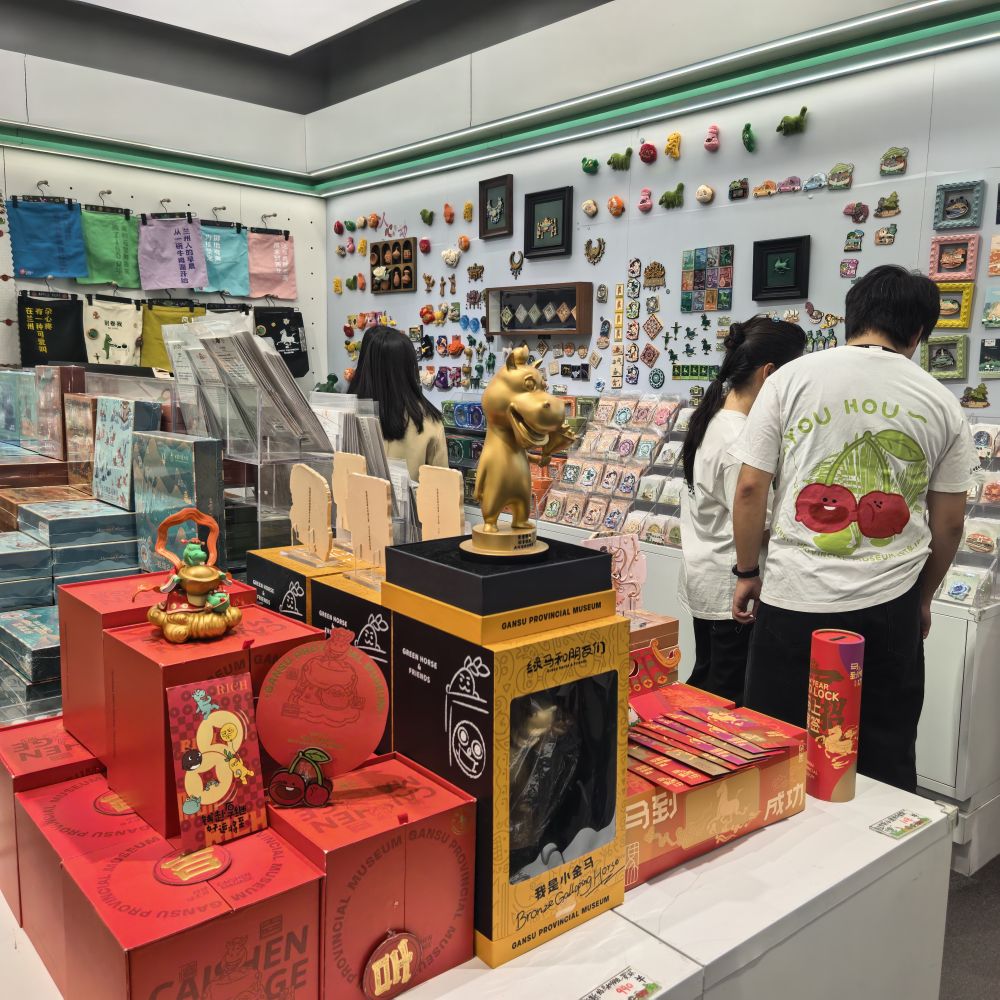 传递情感温度与文化自信 “马”元素走俏节前消费市场 传递情感温度与文化自信 “马”元素走俏节前消费市场