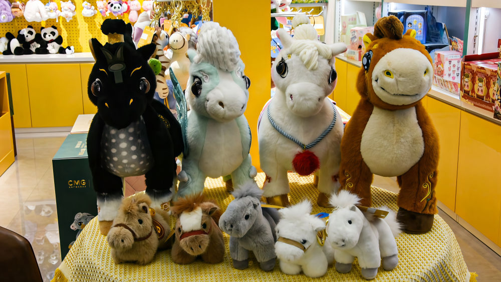 传递情感温度与文化自信 “马”元素走俏节前消费市场