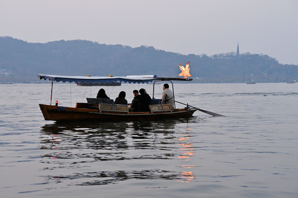 传递情感温度与文化自信 “马”元素走俏节前消费市场
