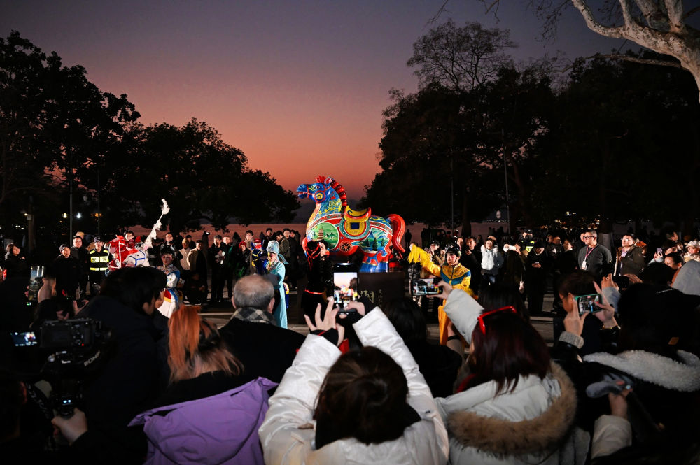 传递情感温度与文化自信 “马”元素走俏节前消费市场 传递情感温度与文化自信 “马”元素走俏节前消费市场
