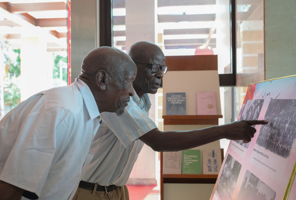 走过峥嵘岁月 共赴现代化新征程——习近平主席复信津巴布韦老战士寄语中非友好续写新篇 走过峥嵘岁月 共赴现代化新征程——习近平主席复信津巴布韦老战士寄语中非友好续写新篇