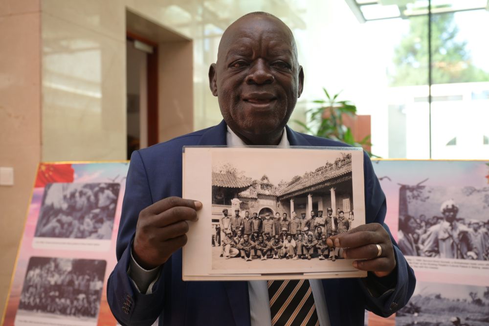 走过峥嵘岁月 共赴现代化新征程——习近平主席复信津巴布韦老战士寄语中非友好续写新篇 走过峥嵘岁月 共赴现代化新征程——习近平主席复信津巴布韦老战士寄语中非友好续写新篇