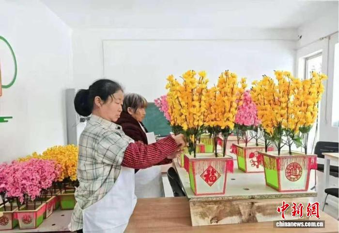 (新春走基层)山西高平:花灯赶制忙 指尖传年味儿