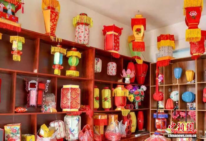 (新春走基层)山西高平:花灯赶制忙 指尖传年味儿