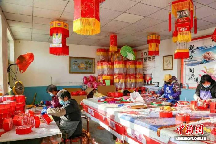 (新春走基层)山西高平:花灯赶制忙 指尖传年味儿