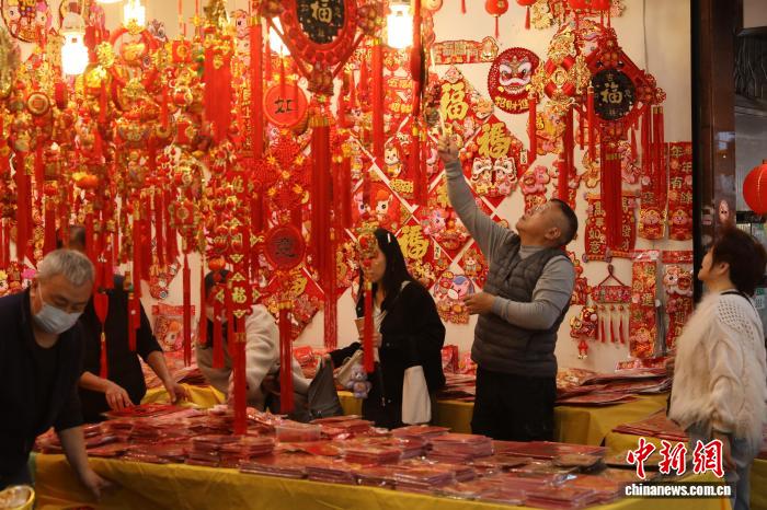 台湾写真:台北百年迪化老街飘年味