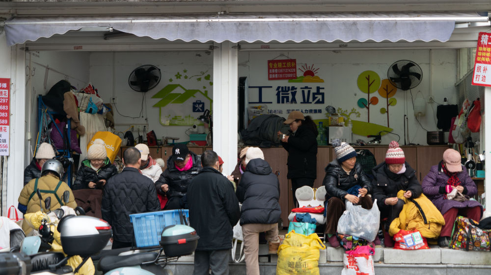 新春走基层｜武汉“零工微站”：缝补时光，织就温暖