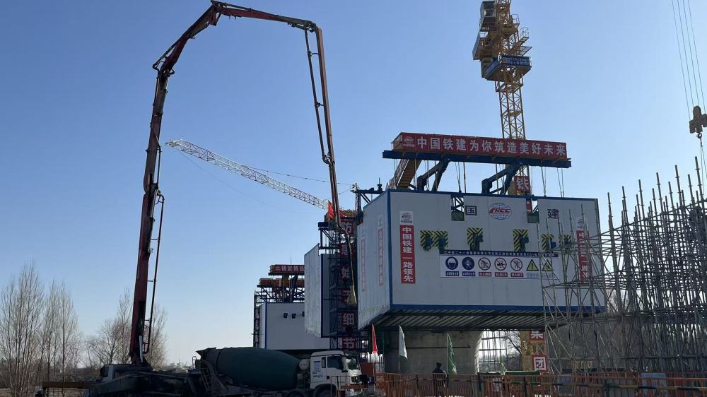 新春走基层·大国工程新春看攻坚｜青春正当燃！兰张高铁的“数智脊梁”