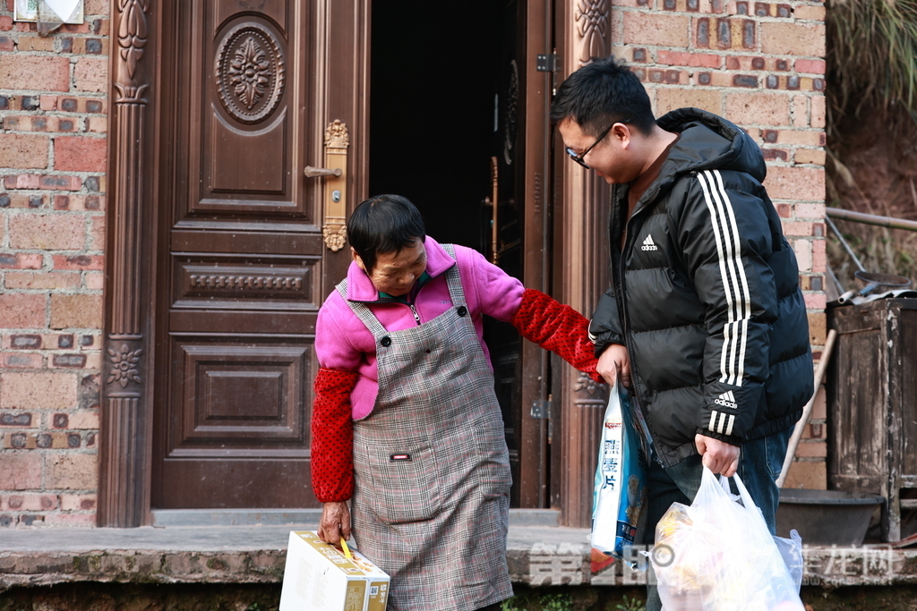 王均勇拎着满满的年货看望姑婆。 第1眼TV-华龙网记者 罗杰 摄