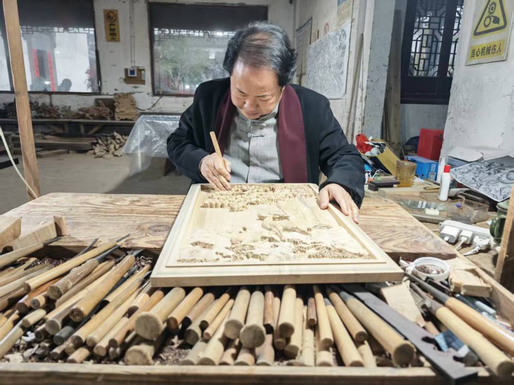 新春走基层|婺源“刀客”的春天：慢雕时光，顺时而兴