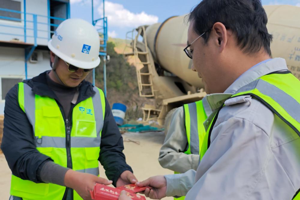 新春走基层丨中缅边境，妈妈包的“津味素”送给一群“缝山”人