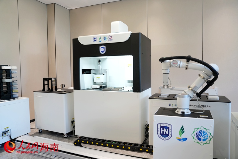 新春走基层|三天VS五小时 博士PK“博士” 智能育种设备。人民网记者 符武平摄