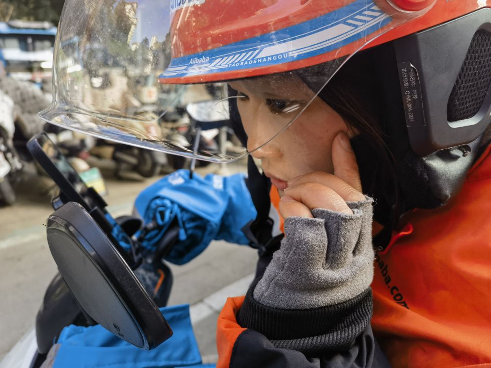 “外卖在变，人情味没变”——骑手与城市的“互暖”新春