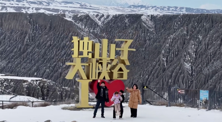 过年人潮已刷屏！新疆各地新年活动扎堆 满城都是人人人