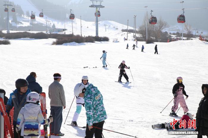 (新春走基层)冰雪经济赋能新疆乡村振兴