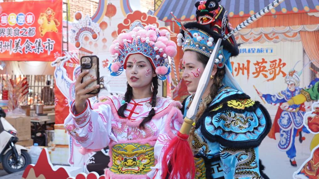 新华视点丨从“老外”到“老乡”,他们为何到中国过年?