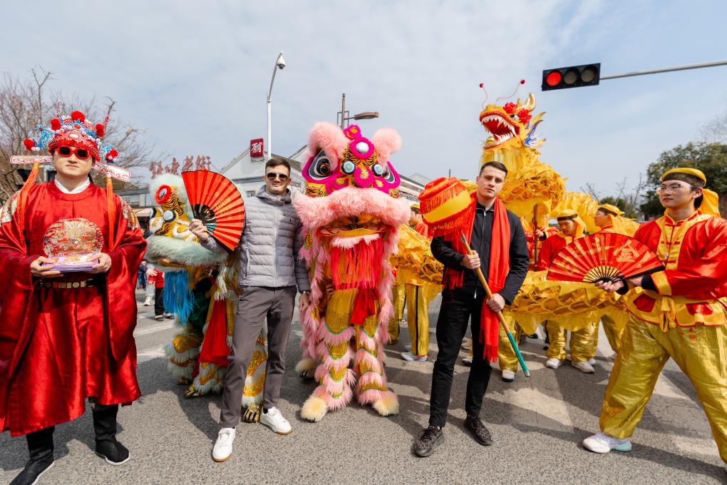 新华视点丨从“老外”到“老乡”,他们为何到中国过年?