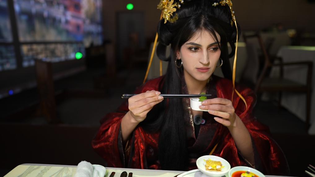 新华视点丨从“老外”到“老乡”,他们为何到中国过年?