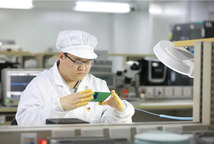 新春走基层|给飞机“做手术”的年轻人 新春走基层|给飞机“做手术”的年轻人