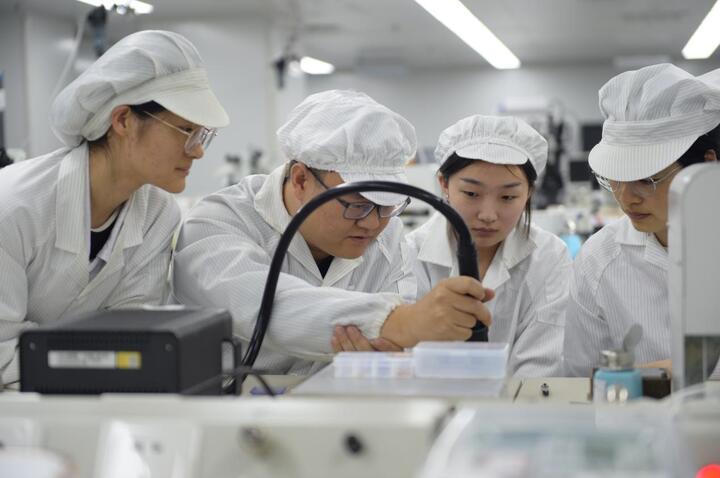 新春走基层|给飞机“做手术”的年轻人 新春走基层|给飞机“做手术”的年轻人