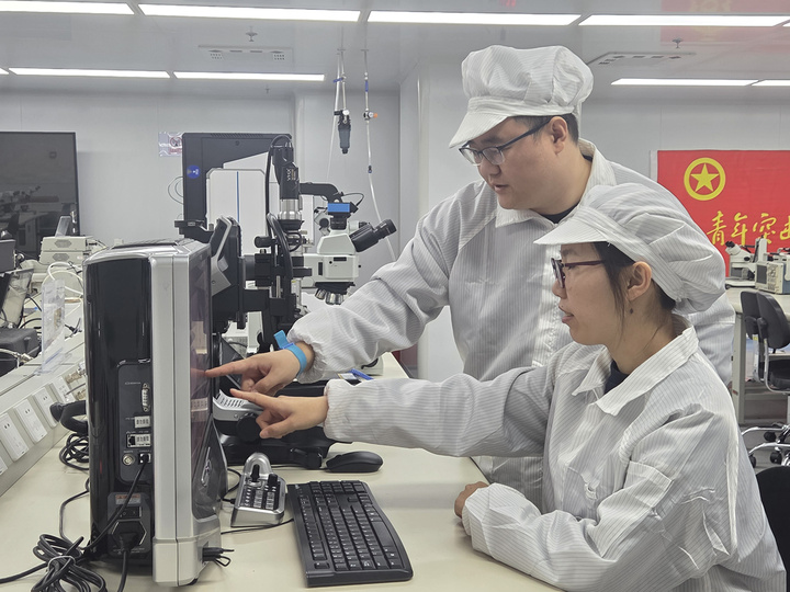 新春走基层|给飞机“做手术”的年轻人 新春走基层|给飞机“做手术”的年轻人