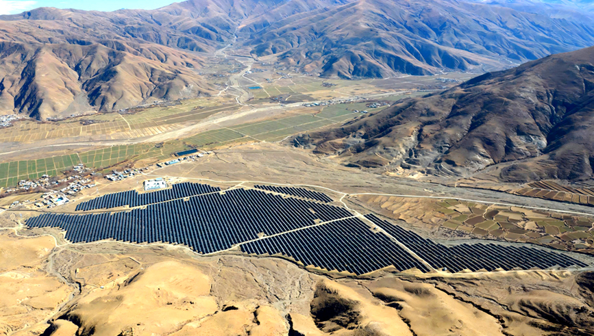 新春走基层|高原之上,“蓝板”锁黄沙 雅鲁藏布江畔,光伏“蓝海”覆盖昔日沙丘。人民网记者 吴雨仁摄