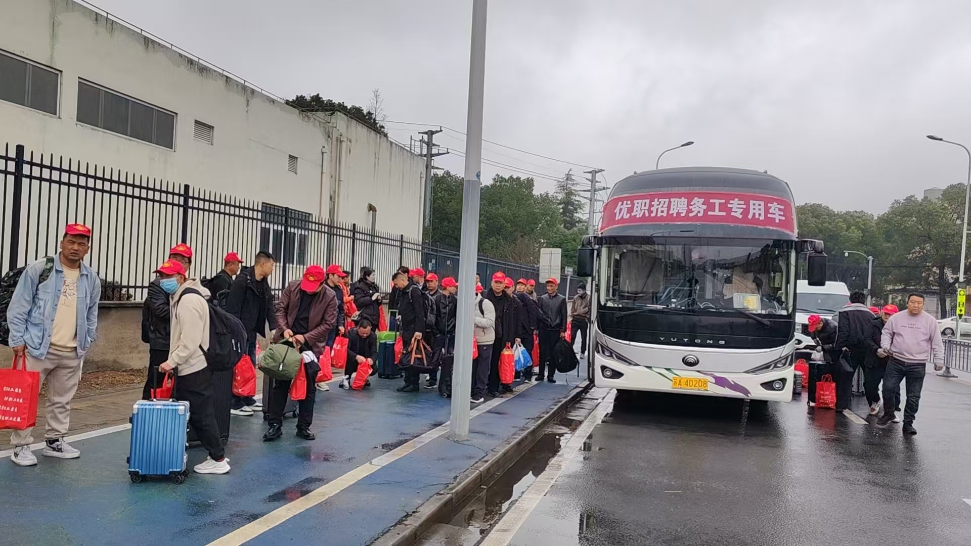 打工人增收记:一辆“春风”大巴上的流动中国