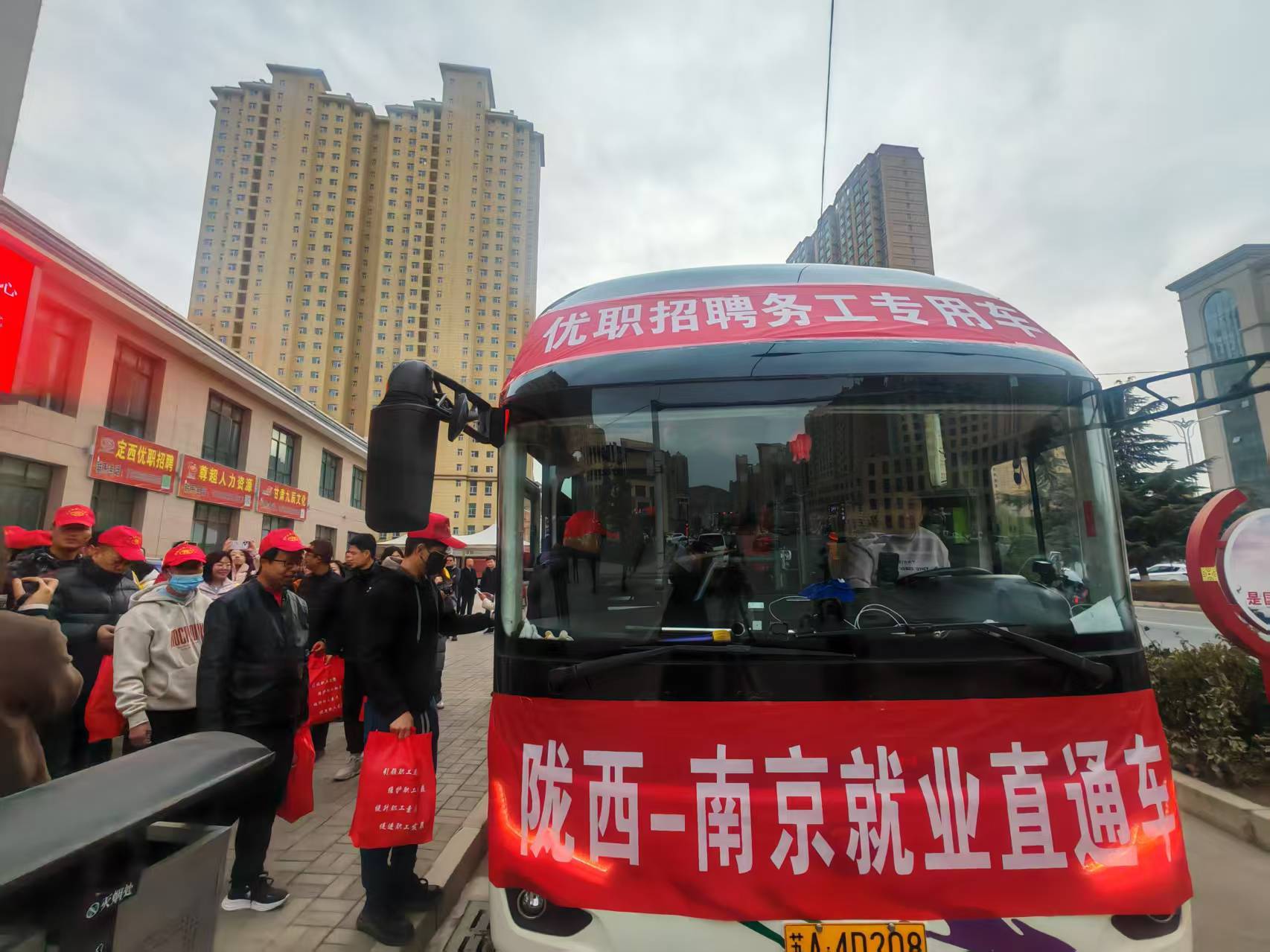 打工人增收记:一辆“春风”大巴上的流动中国