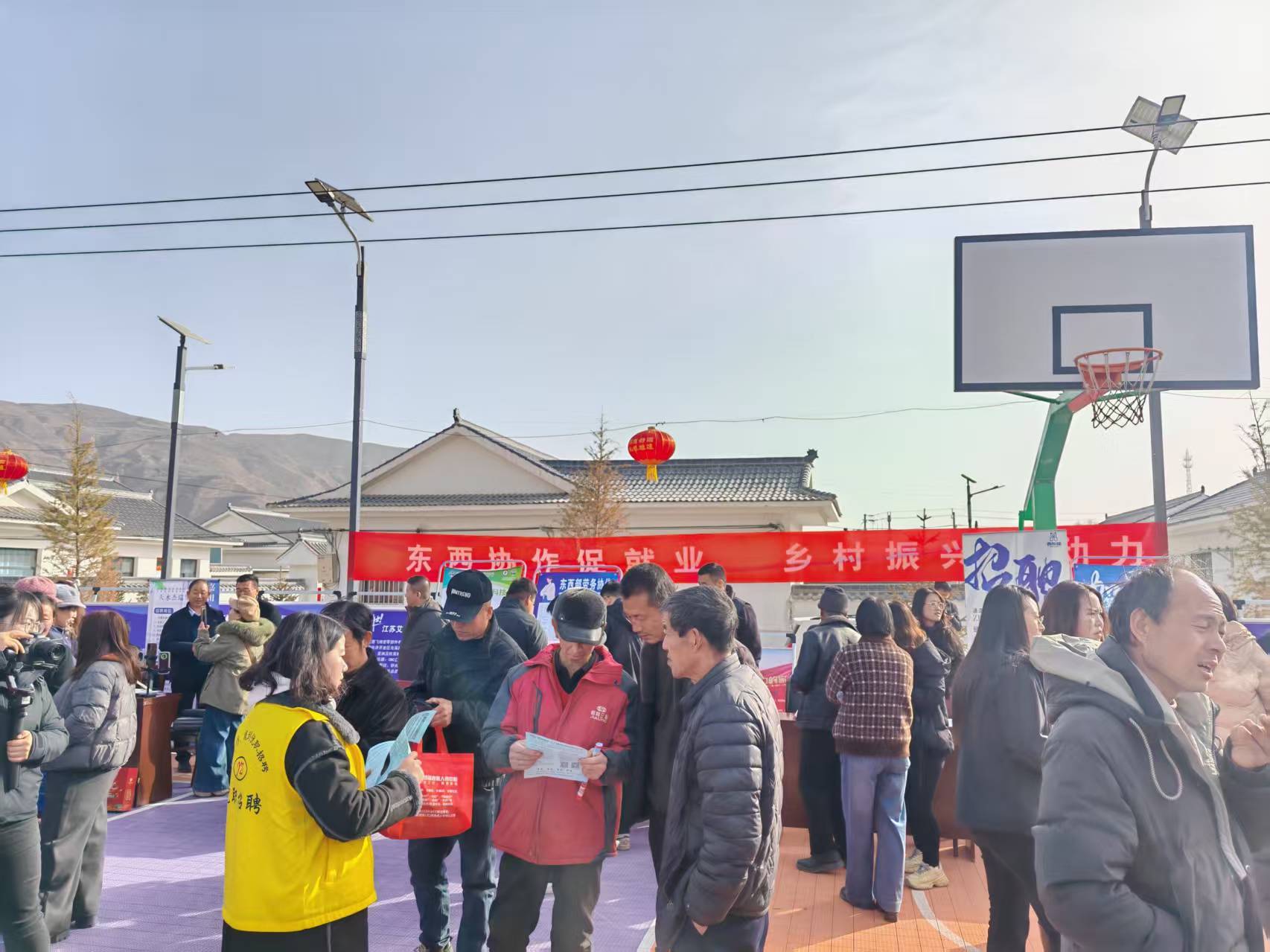 打工人增收记:一辆“春风”大巴上的流动中国