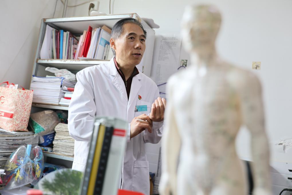 新春走基层丨一名乡村医生和他无法更换的号码