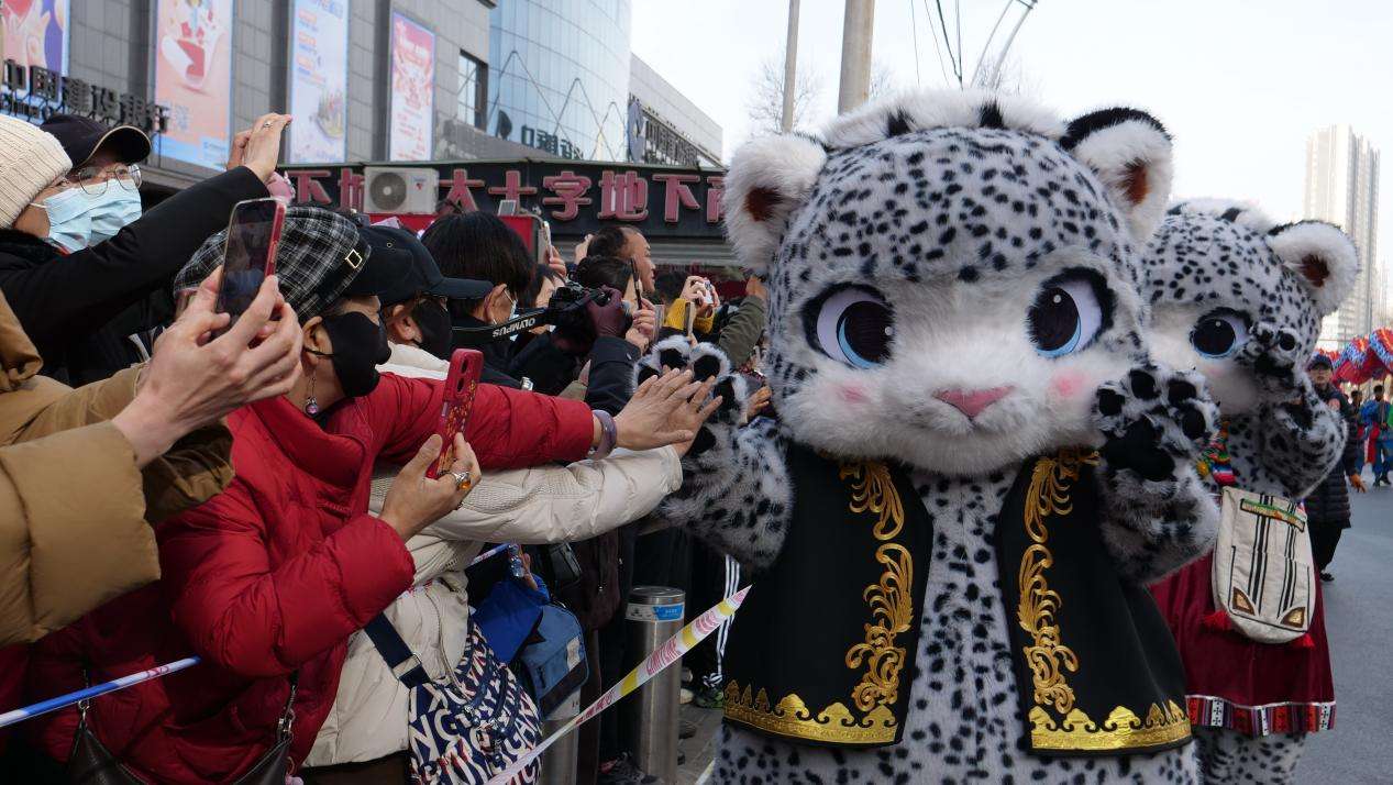 青海西宁社火巡游上演火“豹”大秀