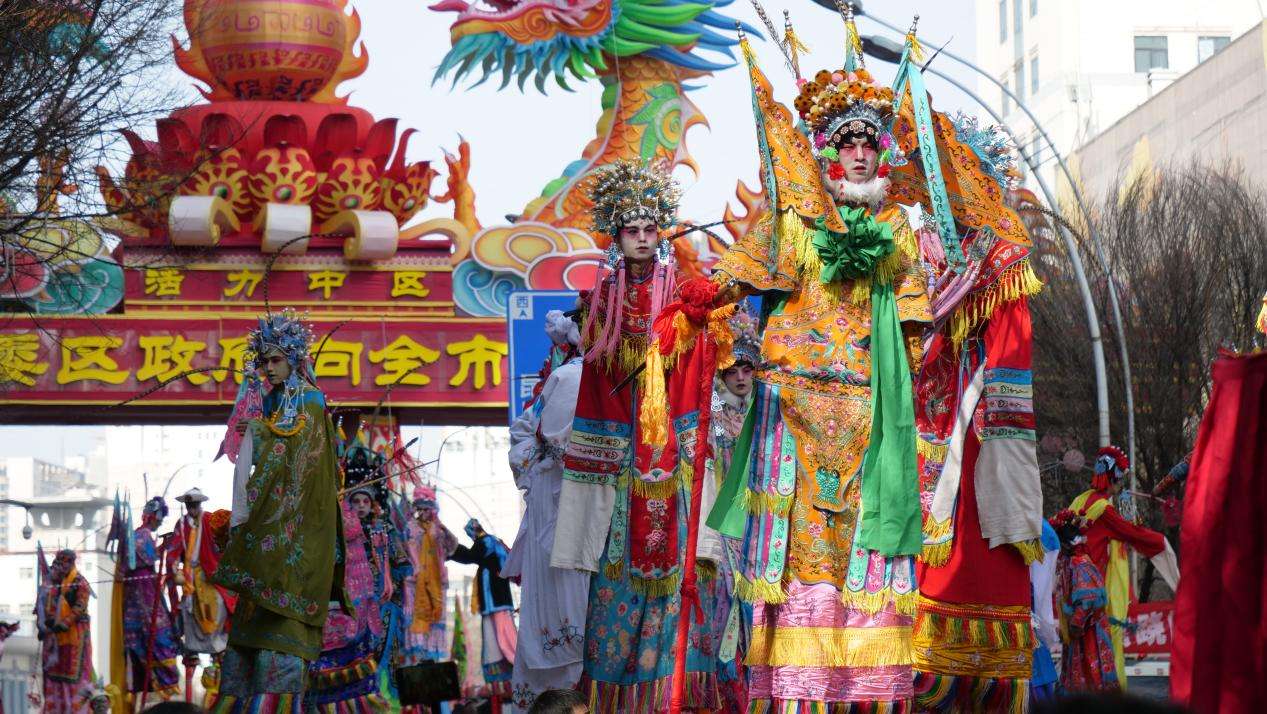 青海西宁社火巡游上演火“豹”大秀 青海西宁社火巡游上演火“豹”大秀