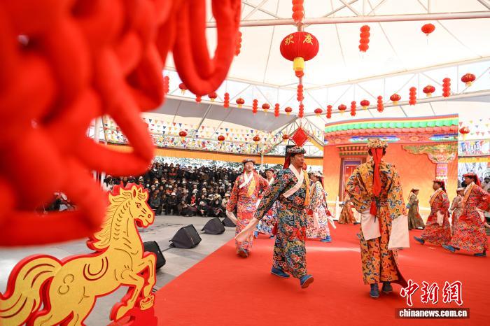 (新春走基层)西藏:雪域欢歌迎元宵 文化惠民润人心