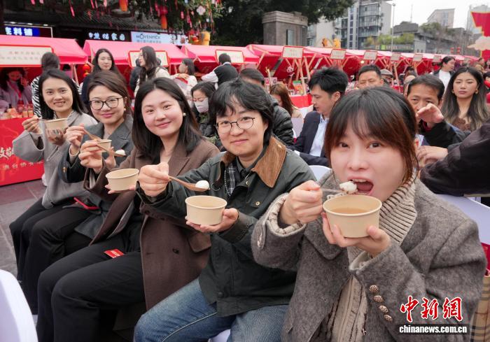 (新春走基层)300多名港澳台侨青年成都庆元宵 品味节庆文化“大餐”
