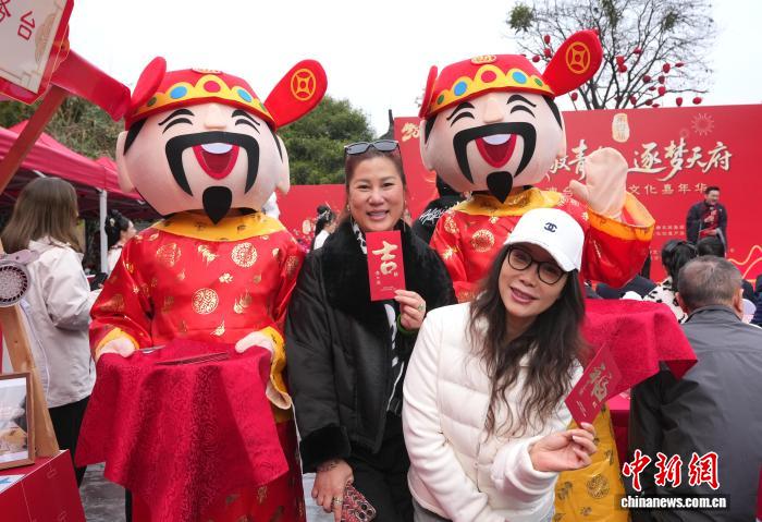 (新春走基层)300多名港澳台侨青年成都庆元宵 品味节庆文化“大餐”