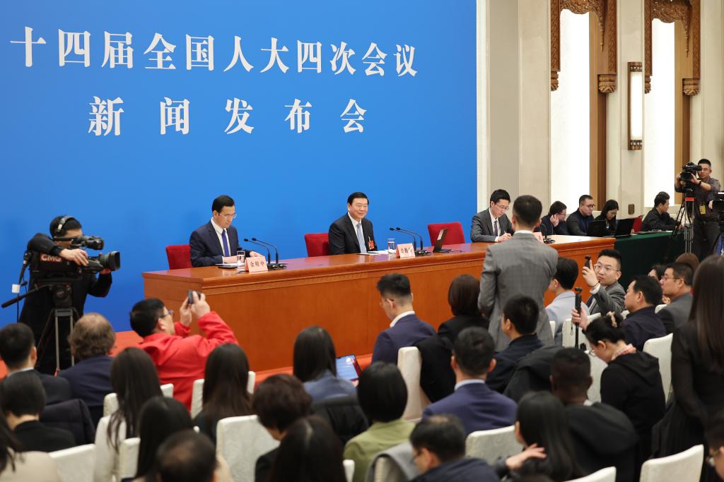 十四届全国人大四次会议举行新闻发布会