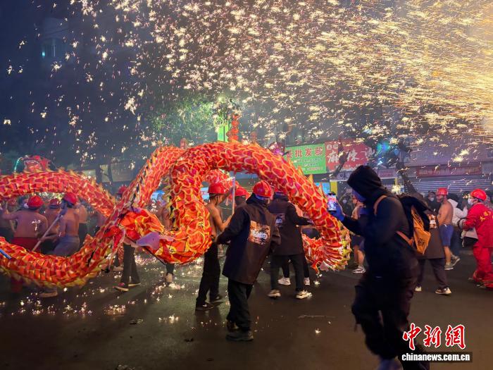 贵州台江:舞龙嘘花闹元宵 苗乡传承数百年