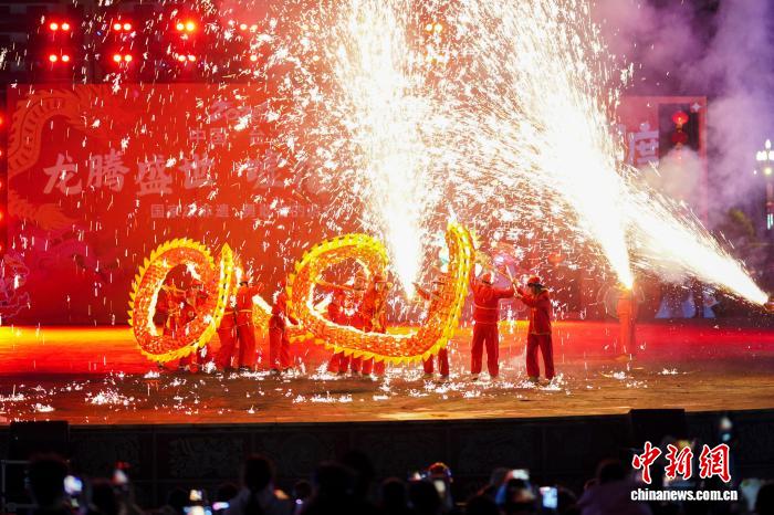 贵州台江:舞龙嘘花闹元宵 苗乡传承数百年