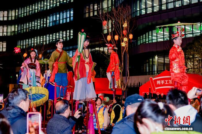 工业符号化作璀璨花灯 湖南株洲将传统节会“闹”出新意